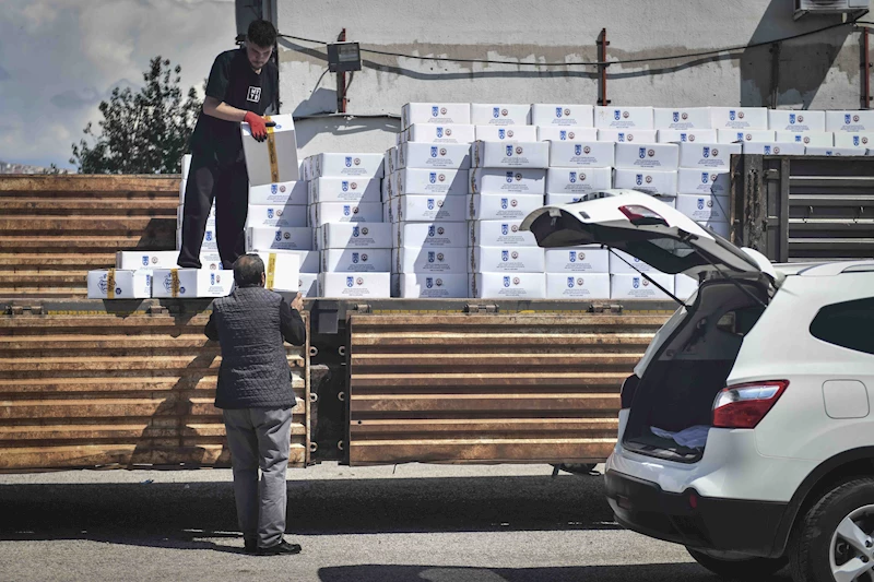 ABB KIRSAL DESTEKLERİNE DEVAM EDİYOR: 668 ARI ÜRETİCİSİNE 65 BİN 840 KİLOGRAM ARI YEMİ DAĞITILDI