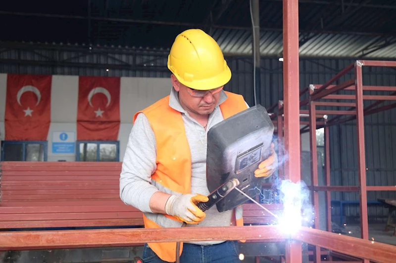 BELEDİYE ATÖLYELERİNDE PLAJ HAZIRLIKLARI