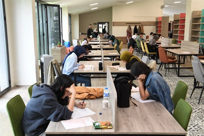 MUŞ BELEDİYESİ HALK KÜTÜPHANESİNDE ÖĞRENCİLERE DENEME SINAVI YAPILDI.