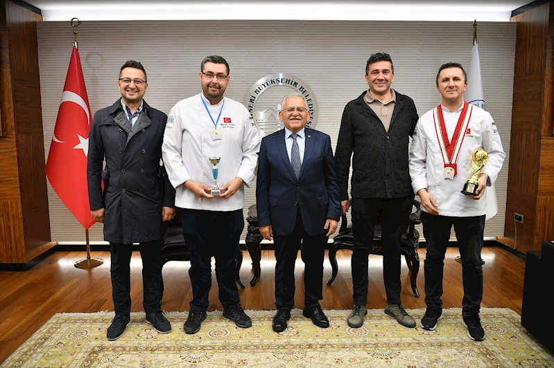 Başkan Büyükkılıç, Kente Katkı Sağlayan Misafirlerini Makamında Ağırladı