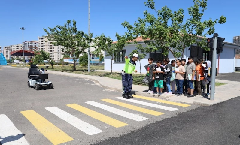 ŞANLIURFA’DA TRAFİK HAFTASINDA GELECEĞİN SÜRÜCÜLERİNE UYGULAMALI EĞİTİM