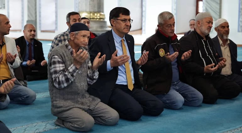 KAHRAMAN ŞEHİTLERİMİZİ VE GAZİLERİMİZİ DUALARLA ANIYORUZ