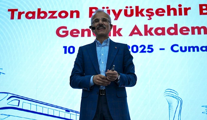BAKAN URALOĞLU, TRABZONLU GENÇLERLE BİR ARAYA GELDİ