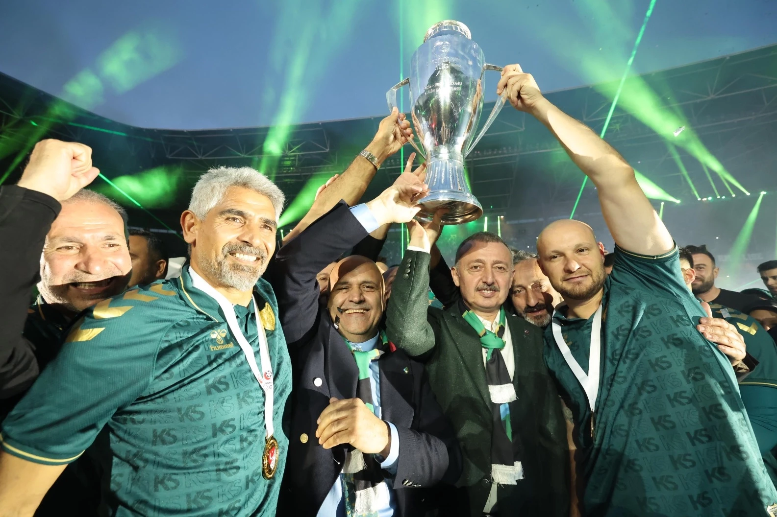 Kocaeli şampiyonluk kupasını kaldırdı!