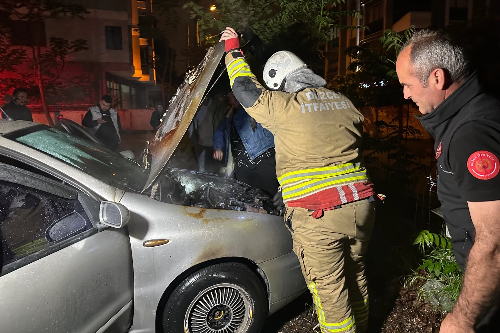 Düzce’de otoparkta otomobil alev aldı