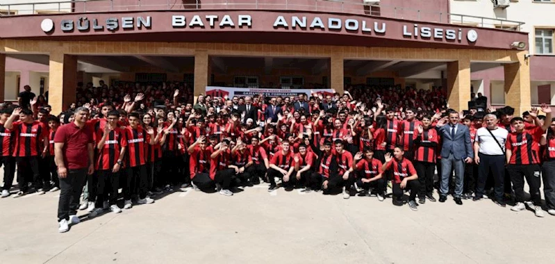 Başkanımızdan 160.000 Öğrenciye Forma