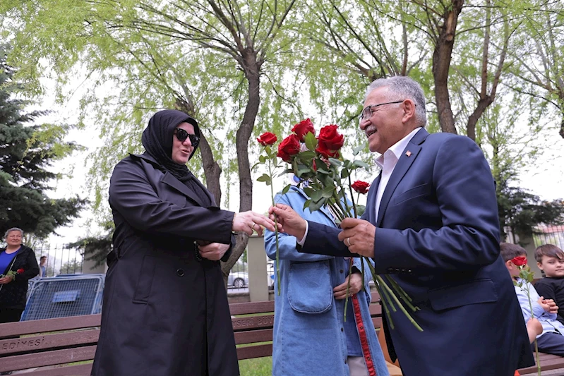 Anneler Günü’nde Şehit Anneleri ile Bir Araya Gelen Büyükkılıç, Şehit Kabirlerine Karanfil Bıraktı