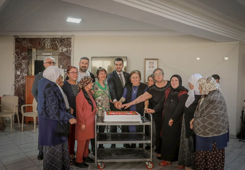 Anneler Günü’nde huzurevi sakinlerine sürpriz ziyaret