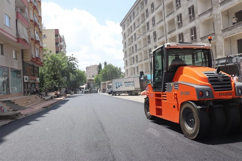 SİİRT BELEDİYESİ:  “ASFALT SERİM ÇALIŞMALARI KENTİN FARKLI NOKTALARINDA TÜM HIZIYLA DEVAM EDİYOR”