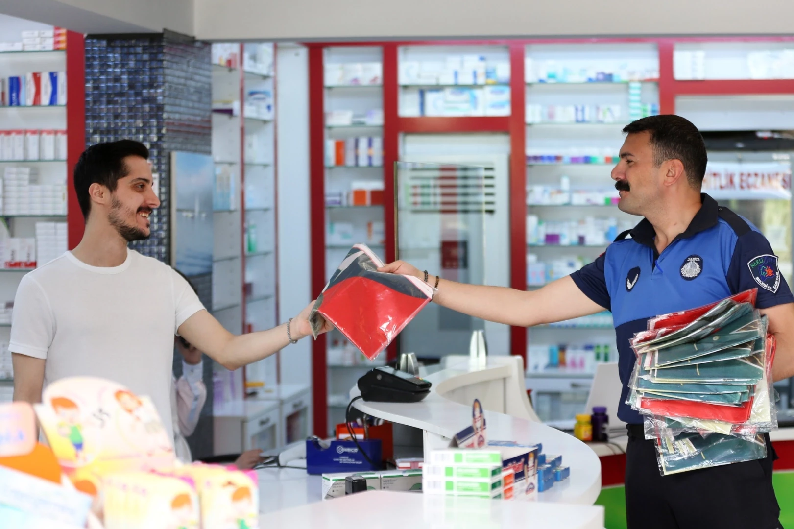 İzmir Narlıdere Belediyesi esnafa bayrak dağıttı