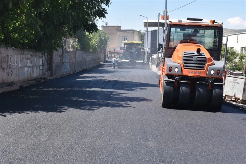 SİİRT’TE ASFALT SERİM ÇALIŞMALARI ARALIKSIZ SÜRÜYOR