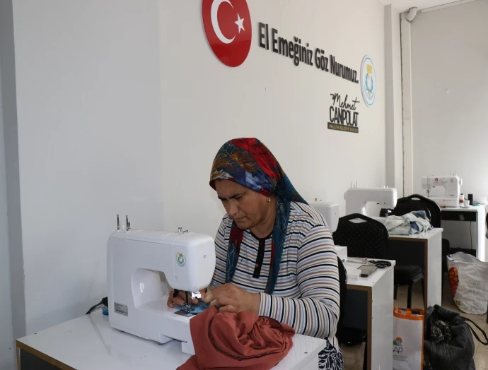 HALİLİYE’DE KADINLAR, DİKİŞ-NAKIŞ KURSLARIYLA HEM ÖĞRENİYOR HEM ÜRETİYOR