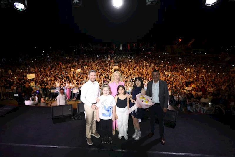 Şarkıcı Melis Fis Merkezefendi