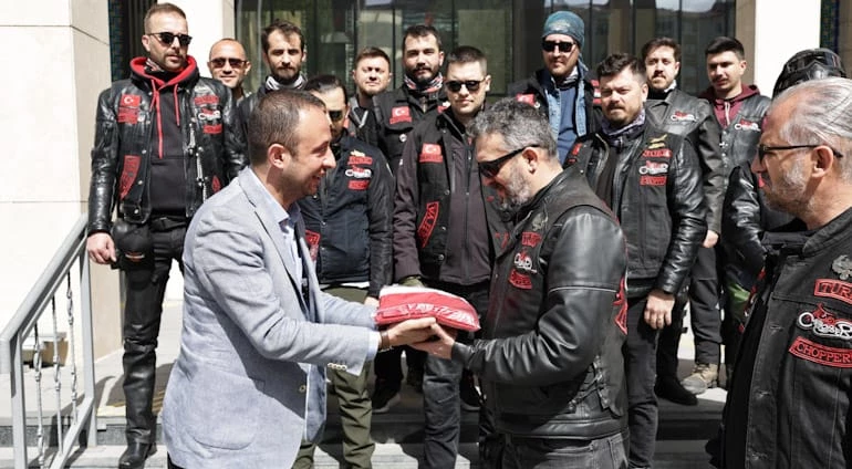 19 MAYIS COŞKUSUNU TAŞIYAN TÜRK BAYRAĞIMIZ ANITKABİR İSTİKAMETİNDE YOLA ÇIKTI