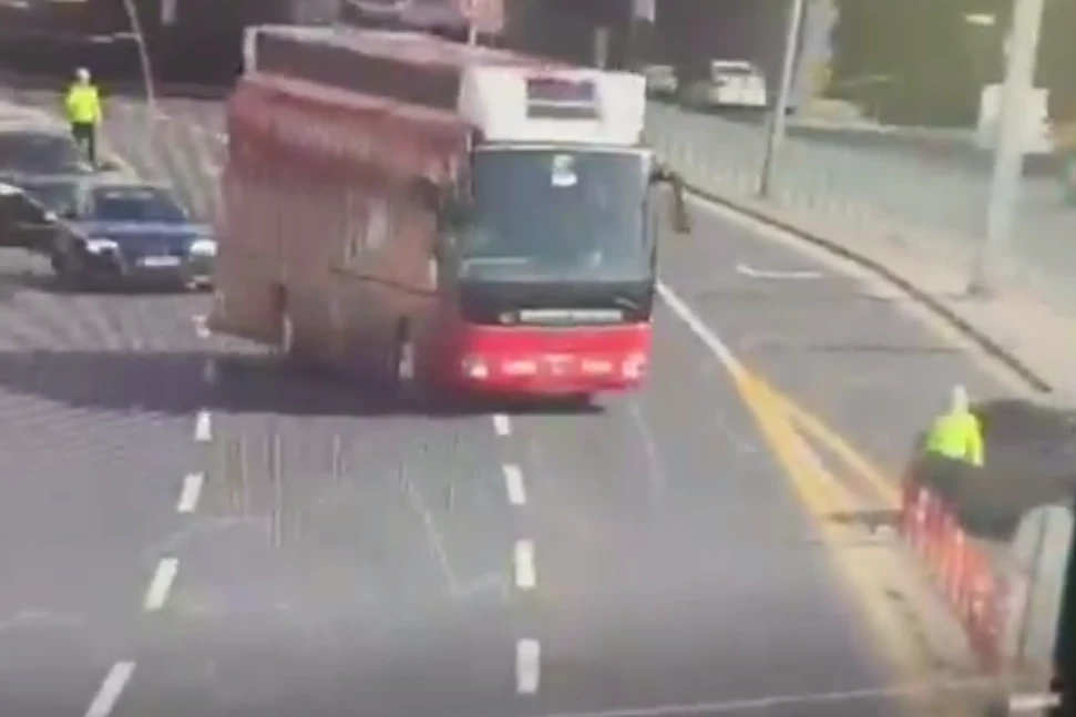 Bakan Yerlikaya’dan polise saldırıya sert tepki! Otobüsü polisin üzerine süren CHP şoförüne suç duyurusu