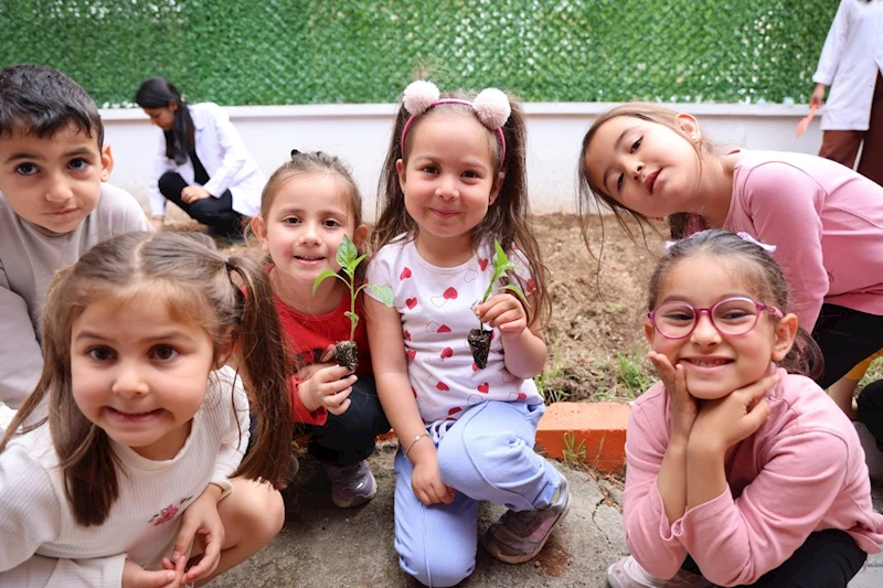 TOROSLAR BELEDİYESİ ÇOCUKLARA BİNLERCE FİDE DAĞITTI