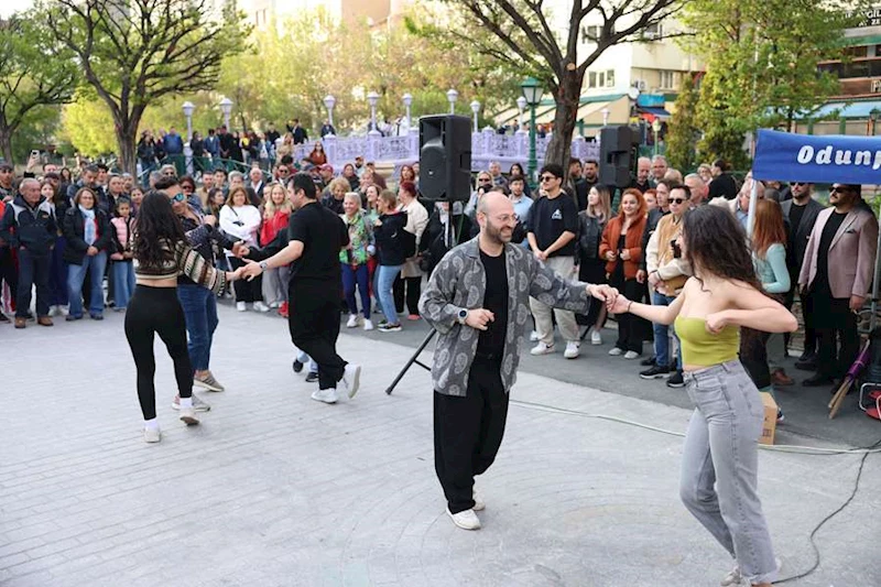 ODUNPAZARI BELEDİYESİ DÜNYA DANS GÜNÜ’NÜ ADALAR’DA RENKLİ GÖSTERİLERLE KUTLADI
