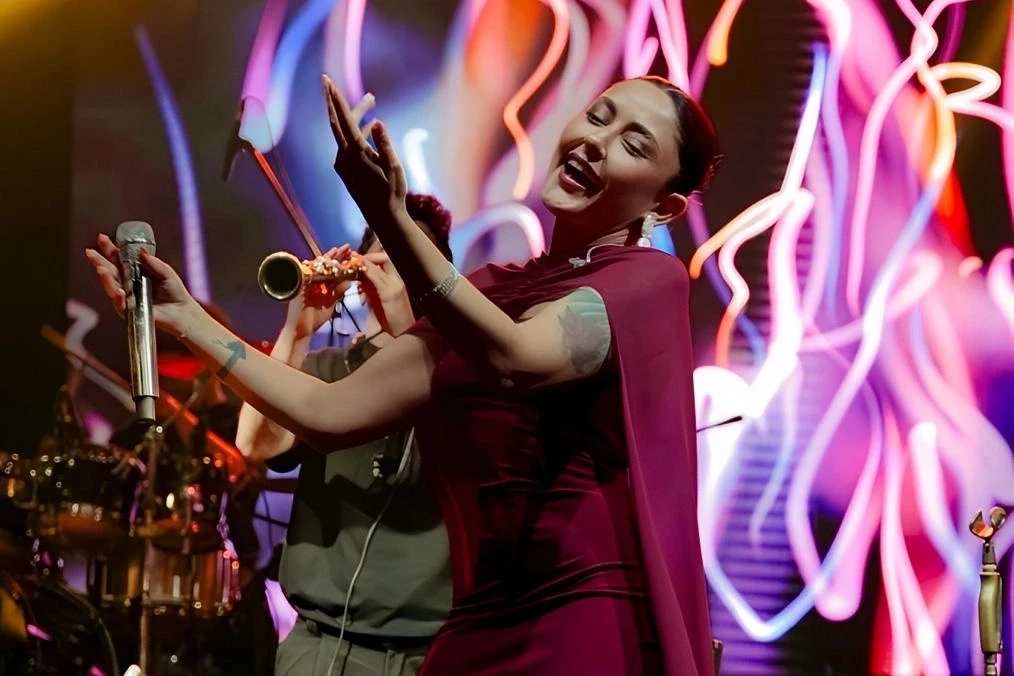 Melek Mosso depremzedeler için sahne aldı