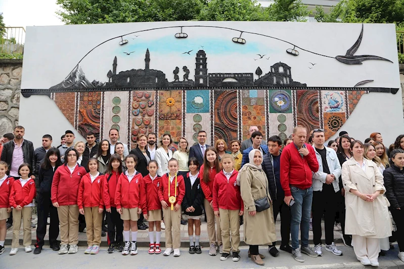 Özel gereksinimli bireylerden 770 parçalık seramik pano