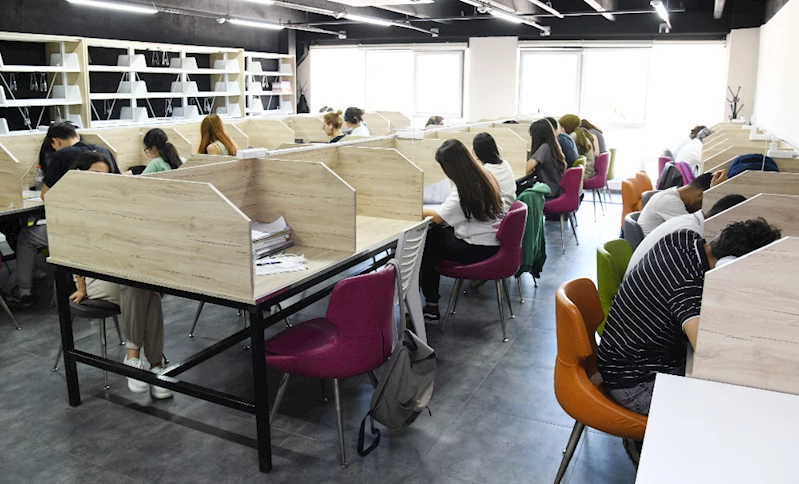 YUNUSEMRE KÜTÜPHANELERİ ÖĞRENCİLERİ AĞIRLIYOR