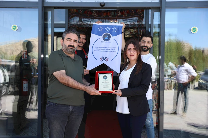 Eşbaşkan Uzunay, İşletmelere ‘Beyaz Bayrak’ Verdi