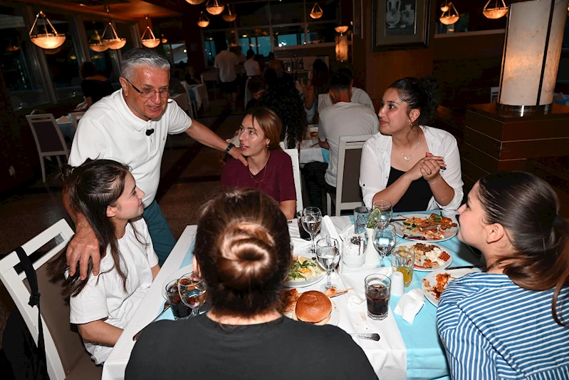 Başkan Topaloğlu’ndan öğrencilere motivasyon yemeği