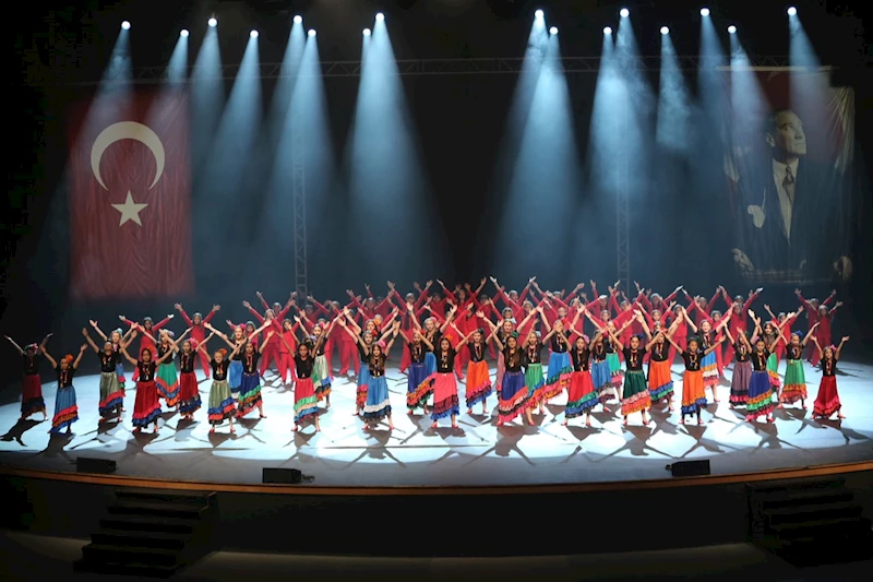 HALK DANSLARI TOPLULUĞU YIL SONU GÖSTERİSİ DÜZENLEDİ