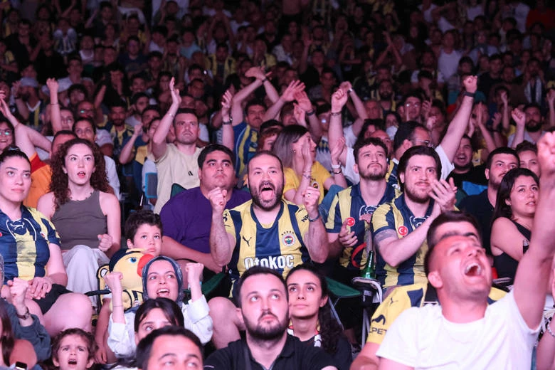Büyükşehir Final Four heyecanını dev ekrana taşıdı