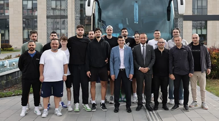 BELEDİYE BAŞKANIMIZ EYÜP KAHVECİ BASKETBOL TAKIMIMIZI FİNALLERE UĞURLADI