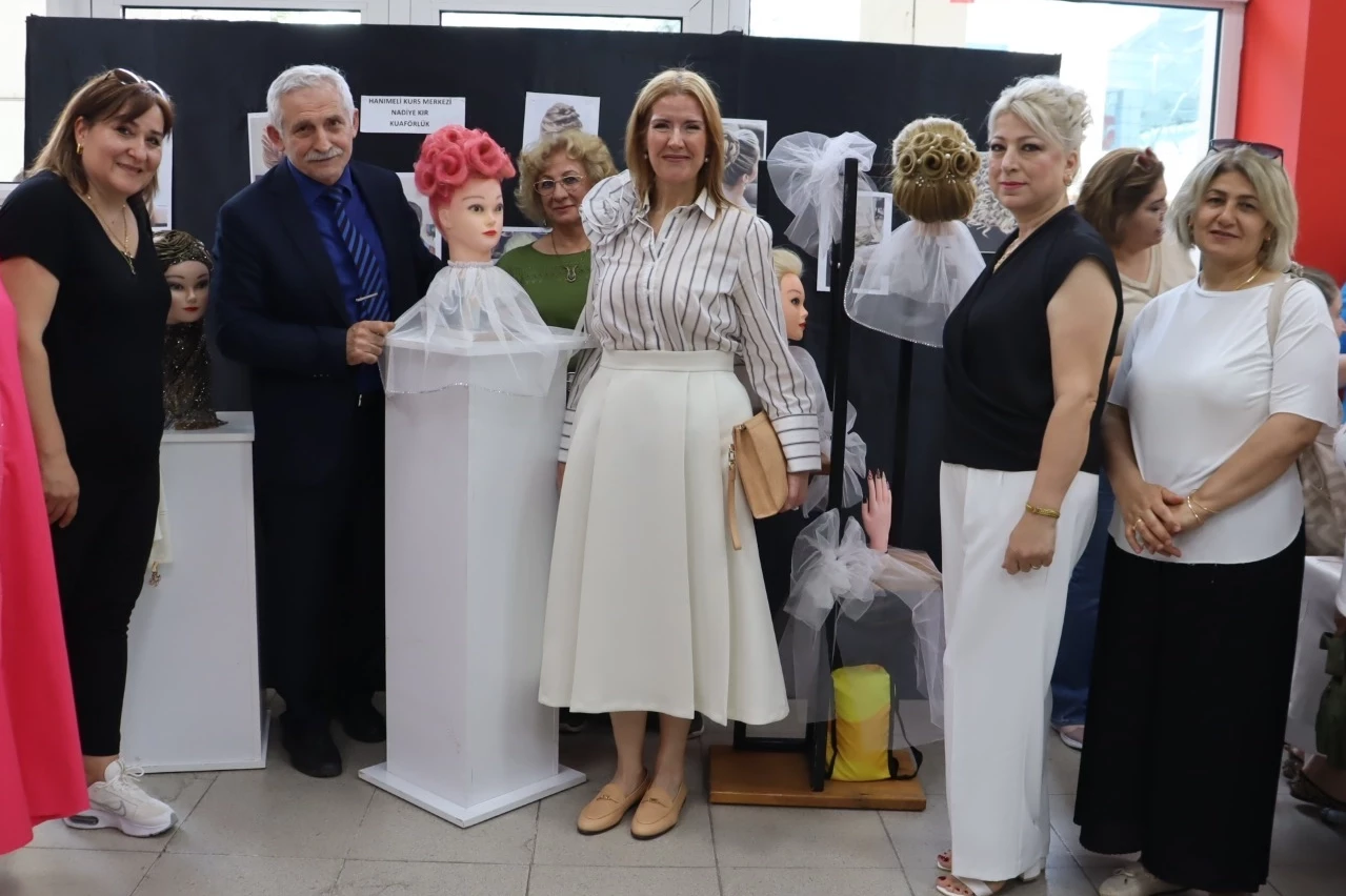 İZMEK’ten muhteşem defile ve yılsonu sergisi 