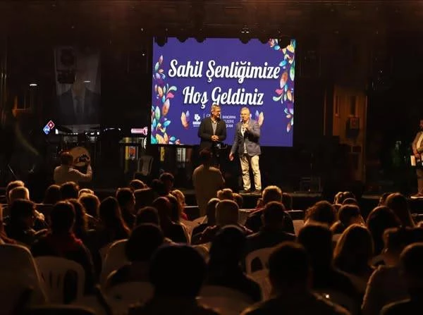 Sahil Şenlikleri’nin üçüncü gününde Cumhuriyet Meydanı ve Barış Manço Kültür Merkezi yine coşkuya, müziğe ve dayanışmaya sahne oldu.