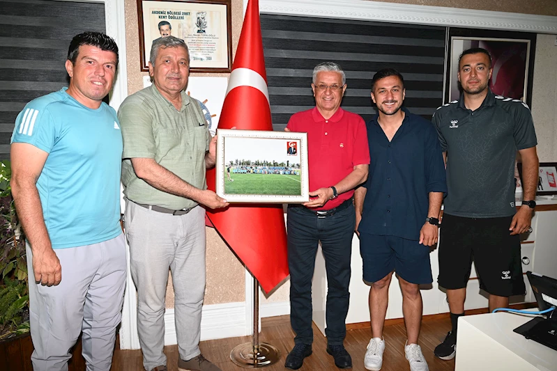 Futbolcu ve velilerden Başkan Topaloğlu’na teşekkür ziyareti