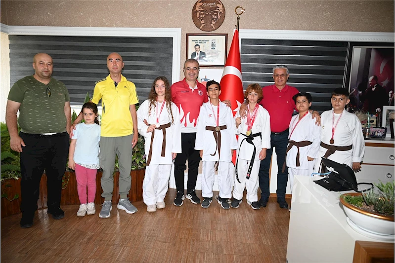 Karatecilerden Başkan Topaloğlu’na ziyaret