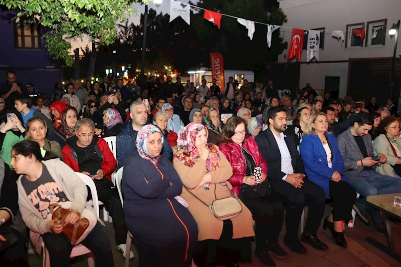 KAPANCA SOKAK’TA ÇATI GRUBU MÜZİK ZİYAFETİ SUNDU