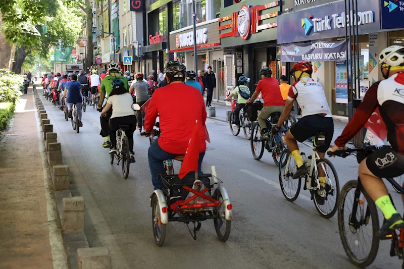 İZMİT’TE 19 MAYIS COŞKUSU BİSİKLET TURU İLE BAŞLADI