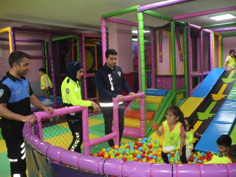 Polisler Çocukların Oyun Merkezine Gitme Hayalini Gerçekleştirdi