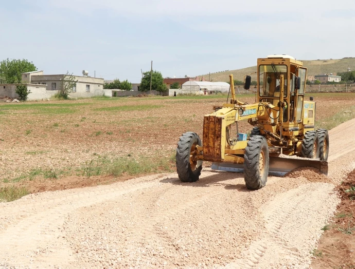 HALİLİYE BELEDİYESİ KIRSAL MAHALLELERDE KONFORLU YOL ÇALIŞMALARINI SÜRDÜRÜYOR