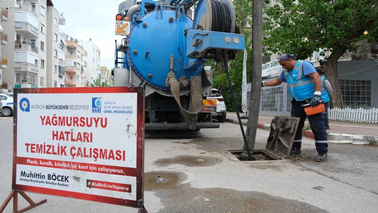 ASAT’ın ana arter ve bulvarlarda  yağmur suyu hattı temizliği sürüyor