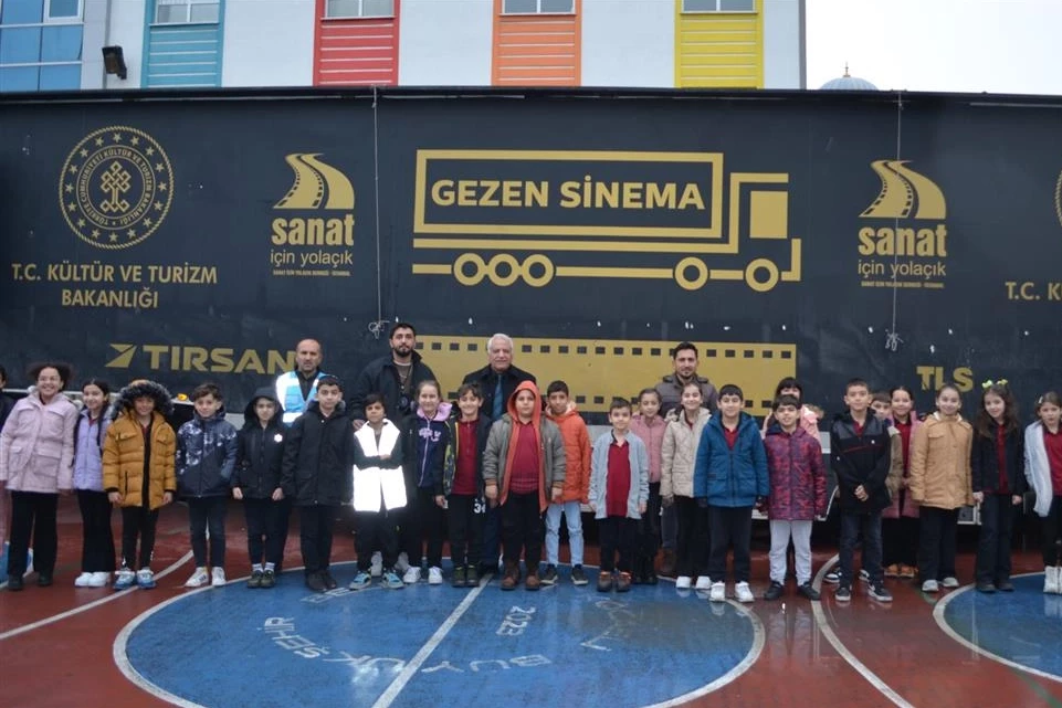 Gezen Sinema yüzlerce durağın heyecanı oldu... Sinemanın rotası Başkent