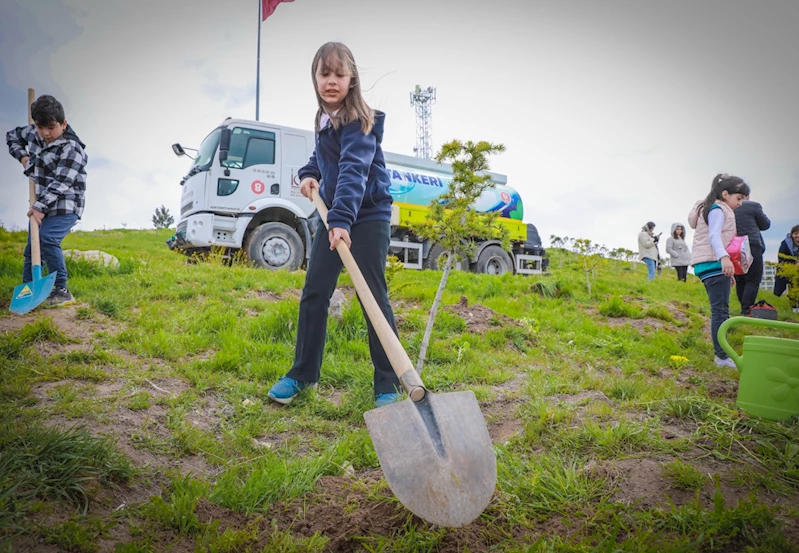 Minik eller fidanları toprakla buluşturdu