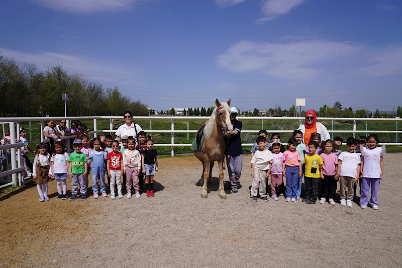 MİNİKLER ATA BİNMENİN KEYFİNİ TEPEBAŞI
