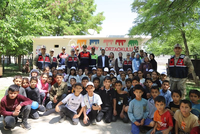 Şanlıurfa İl Jandarma Komutanlığı, Düzenlenen TÜBİTAK 4006 Bilim Fuarı’na Katılarak Öğrencilere Destek Verdi