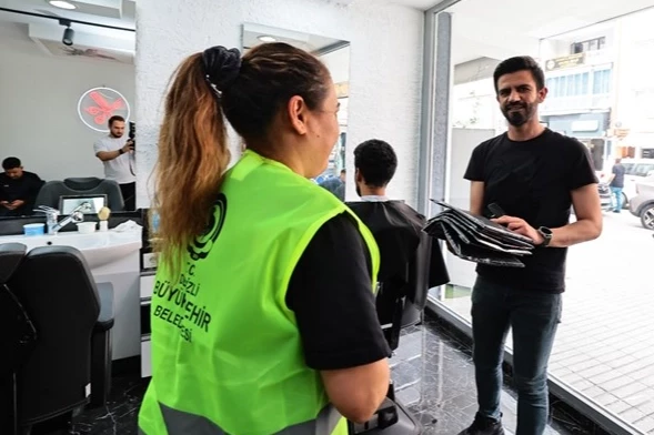 Denizli Büyükşehir berberlere penuar dağıtımına başladı
