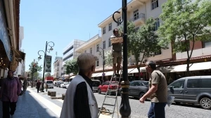 Gazi Caddesi Kürt şairlerin beyitleriyle süslendi