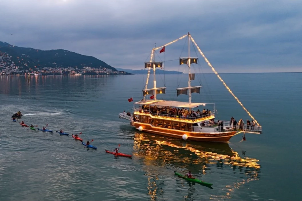 Karadeniz kanolarla renklendi