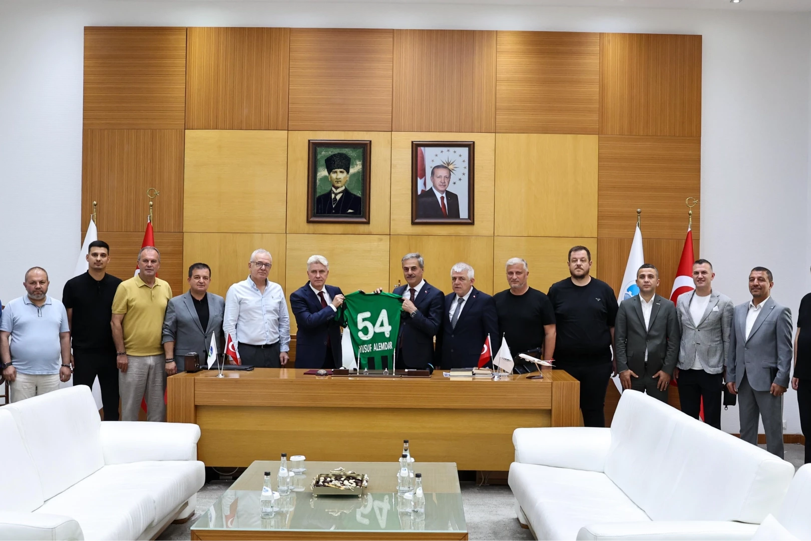 Sakaryaspor yönetimi Başkan Alemdar’ı ziyaret etti