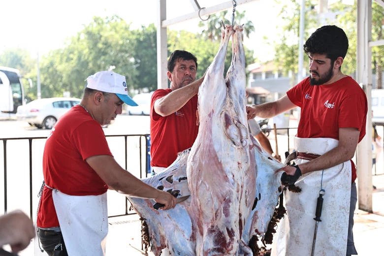Antalya Büyükşehir Belediyesi’nde ücretsiz ve hijyenik kurban kesim hizmeti