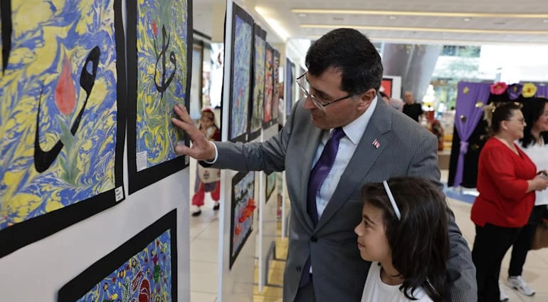 MİNİK SANATÇILAR TÜRK EBRU SANATINI YORUMLADI