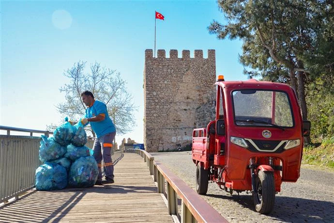 ALANYA BELEDİYESİ BAYRAM BOYUNCA 5 TONA YAKIN ATIK TOPLADI