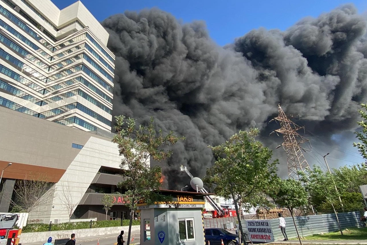 İzmir’de plastik deposunda yangın!
